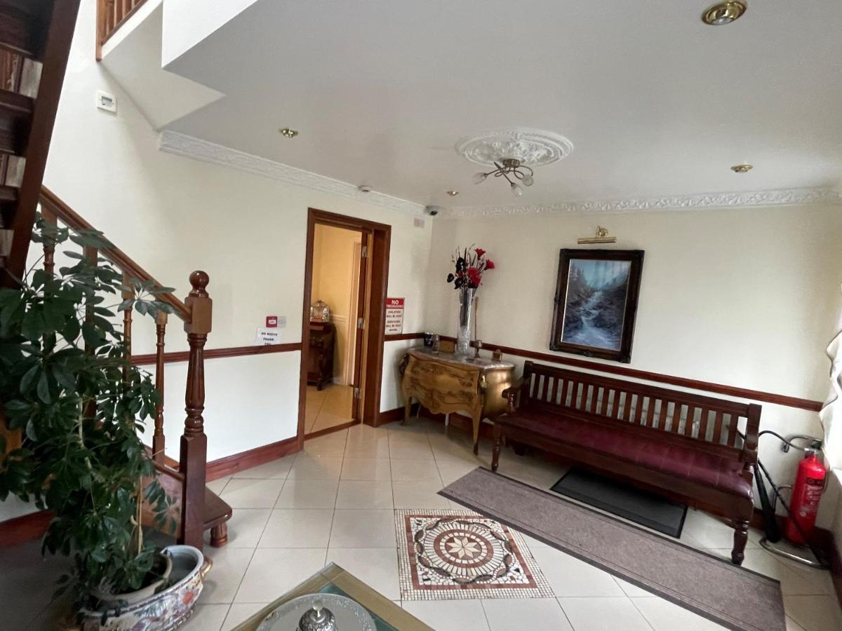 Goldendawn Guest House Citywest Exteriör bild